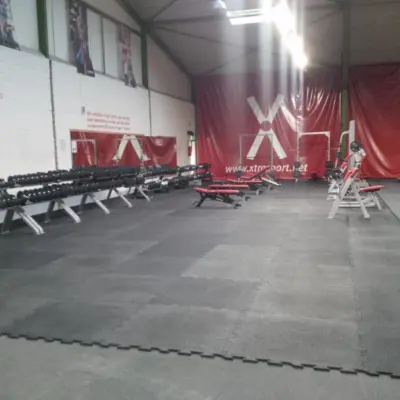 Elastischer gummiboden fitnessboden elastik gummigranulat fliese platte fitness gerätebereich freihantelbereich