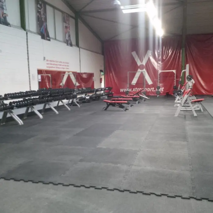 Elastischer gummiboden fitnessboden elastik gummigranulat fliese platte fitness gerätebereich freihantelbereich