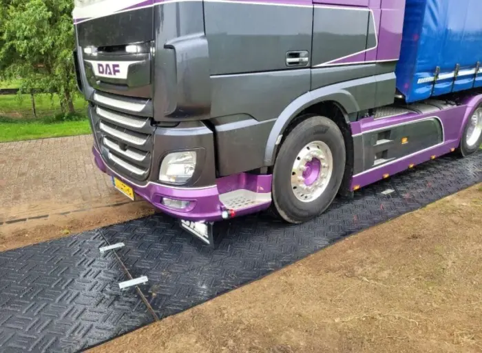 TM Xtreme LKW auf Fahrbahnplatten